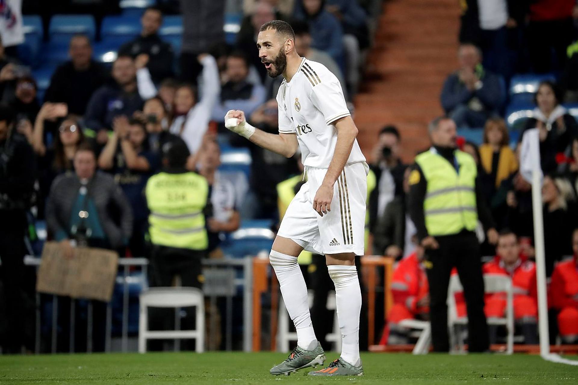 德国力克加拿大，本泽马完成帽子戏法