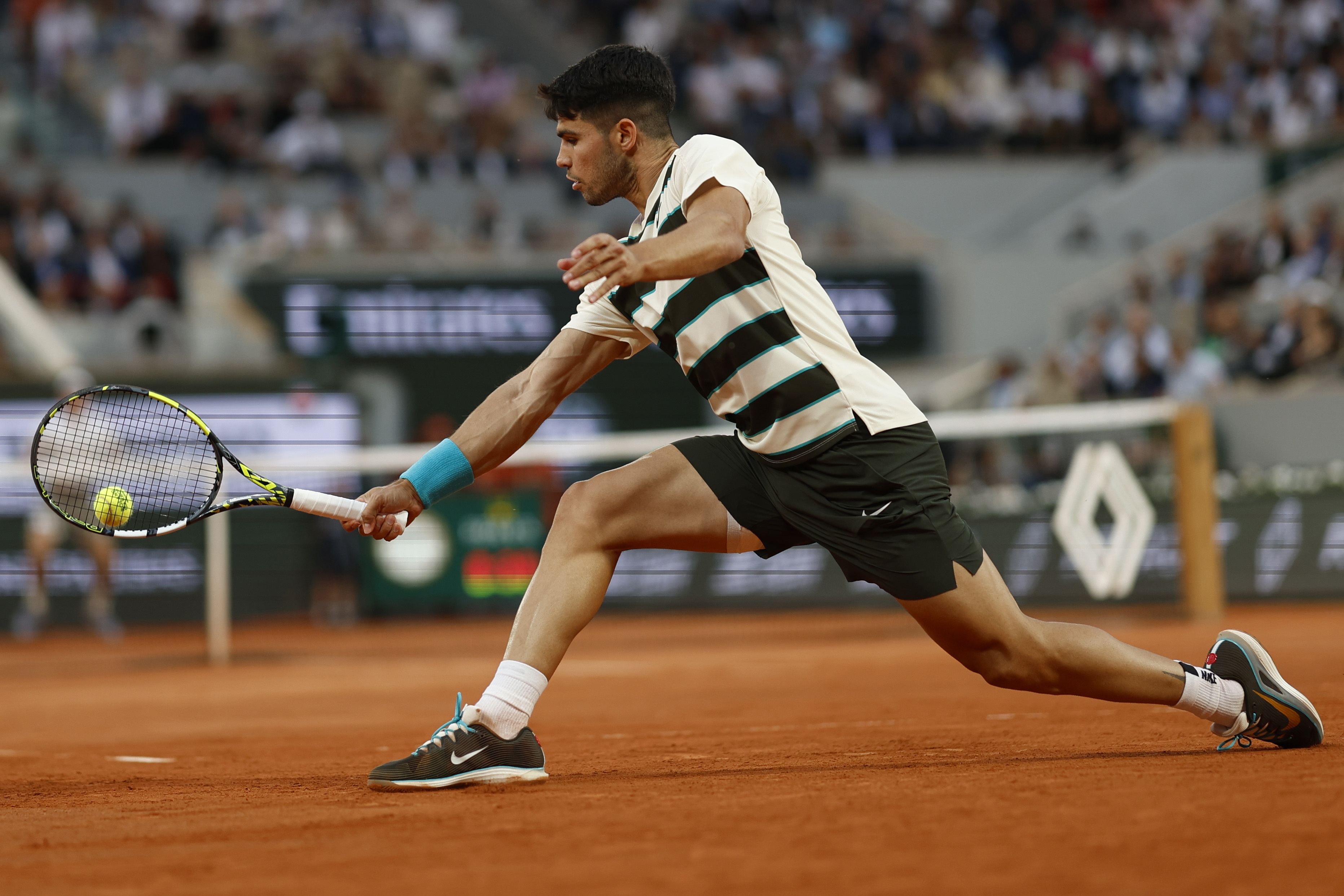 关于德国网球队险胜法国网球队，阿尔卡拉斯制霸全场的信息