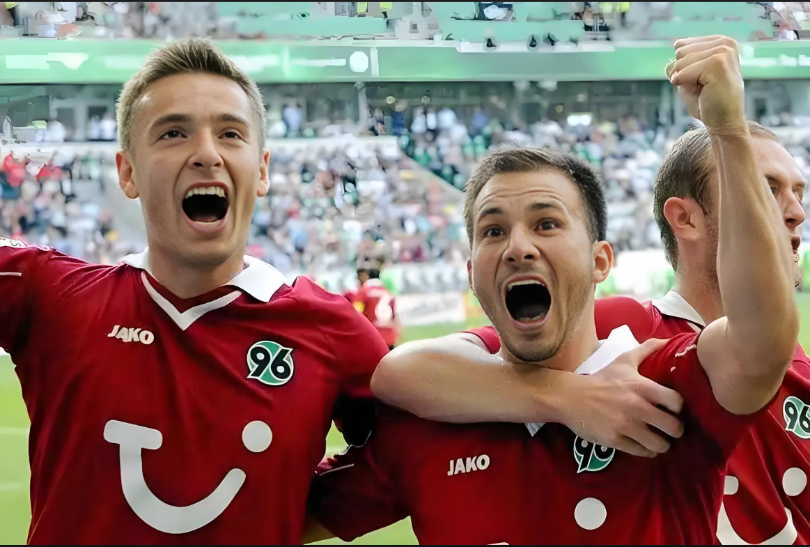 关于无法止步的沙尔克04客场大胜汉堡，连胜可期的信息