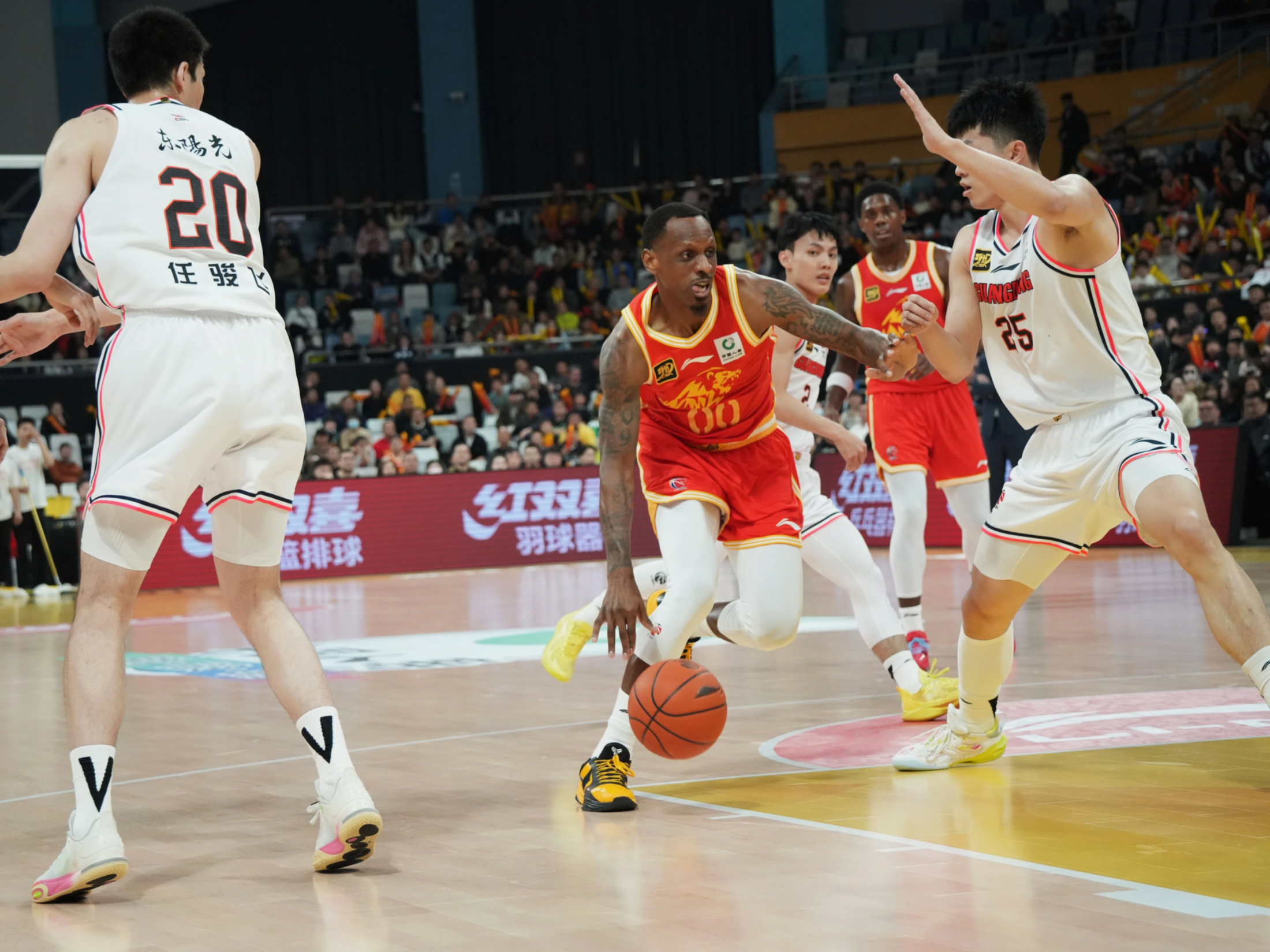 战队实力抢夺冠军，球场激战展望无限的简单介绍