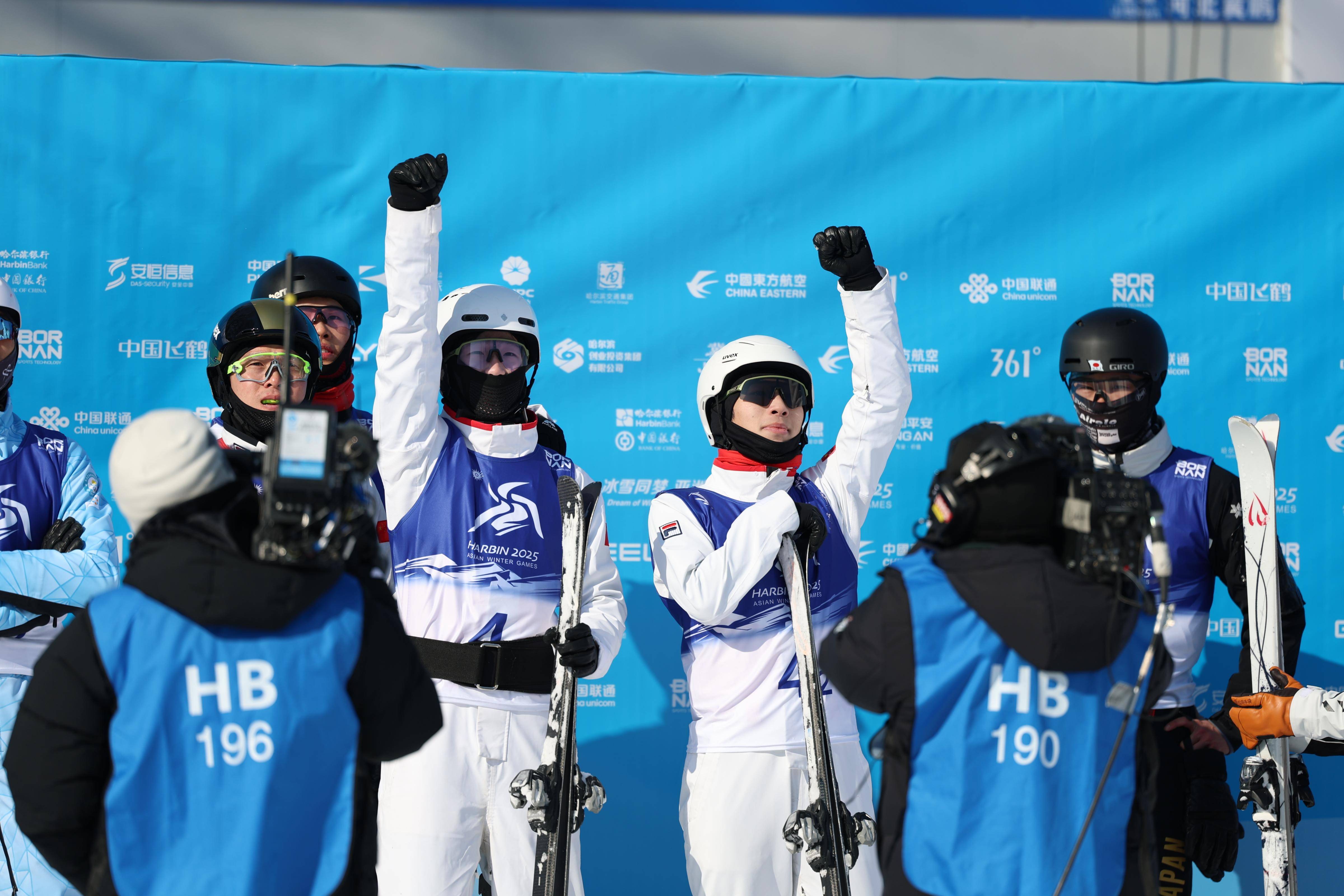 包含东亚球队实力出众，激烈竞技赛场争夺胜利的词条