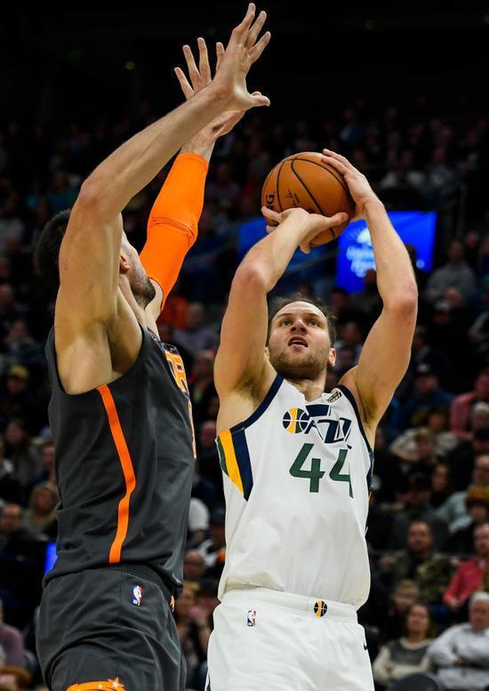 爵士客场轻取魔术，连胜势如破竹