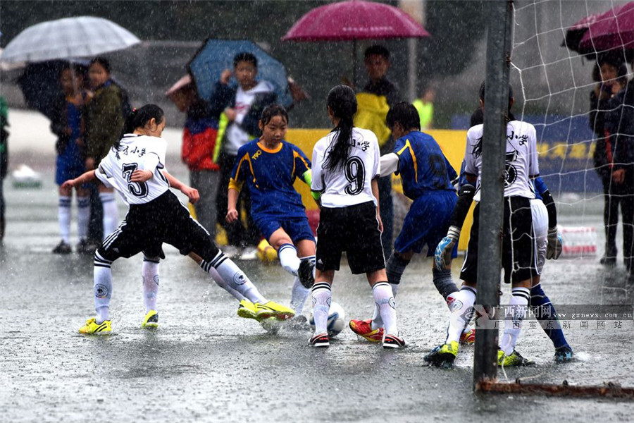 南京女子足球精英赛在雨中激烈展开的简单介绍