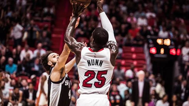 深圳队碾压热火，莫兰特扛起全队