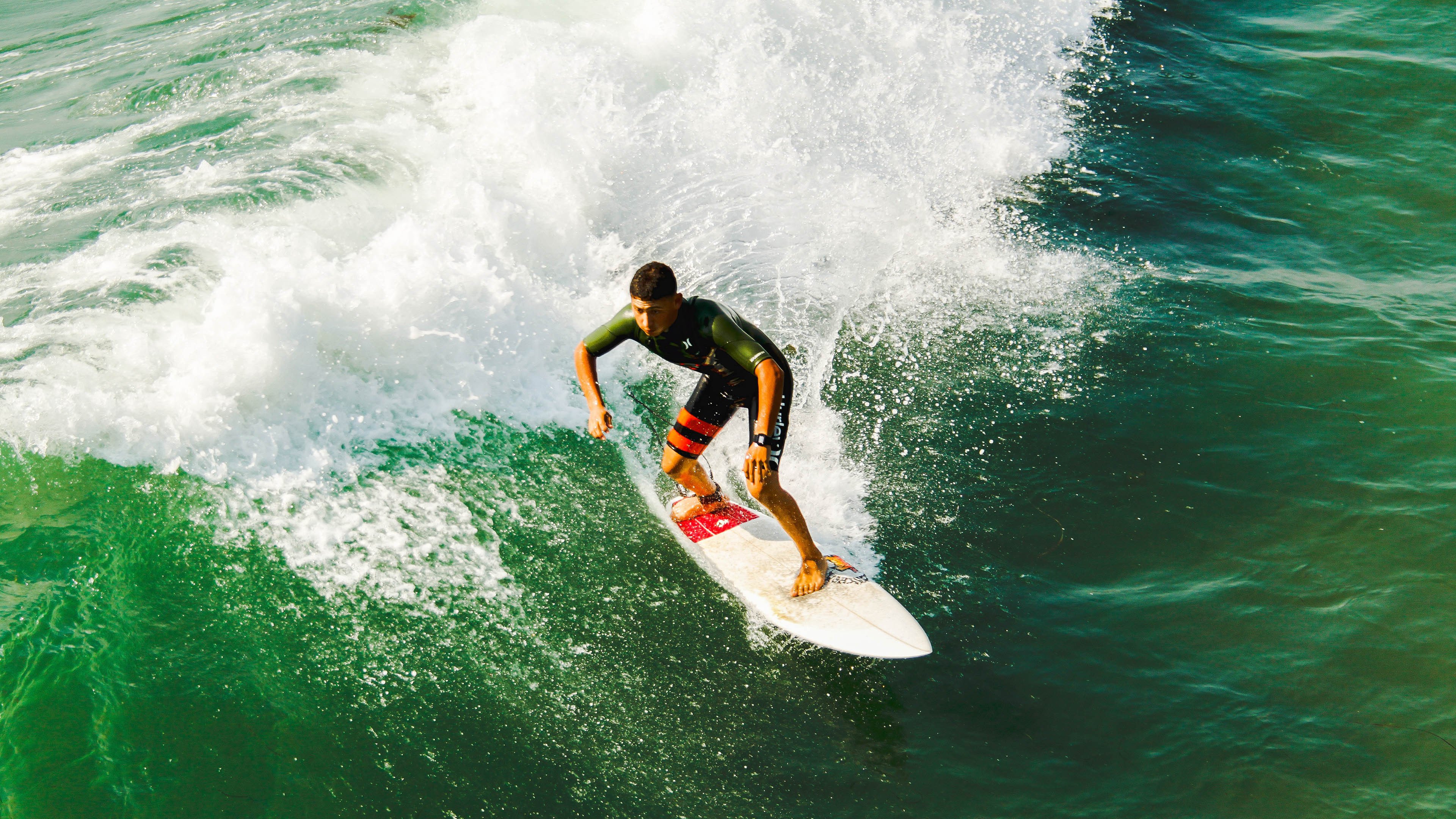 跨洋鏖战，布克闪耀，尼克斯险胜上海队背后的篮球新叙事